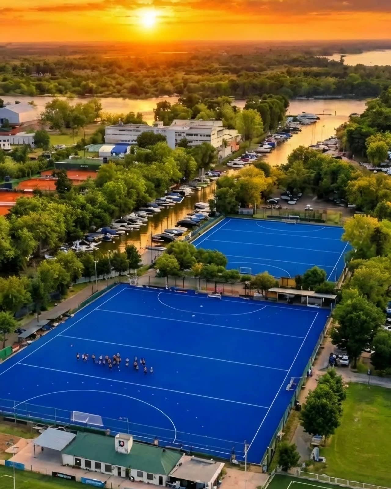 Vista aérea de las canchas de hockey del Club San Fernando al atardecer